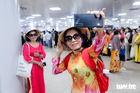 Metro số một vượt mốc 1 triệu khách, ngày đầu năm mới đông nghịt ở ga Bến Thành - Ảnh 5.