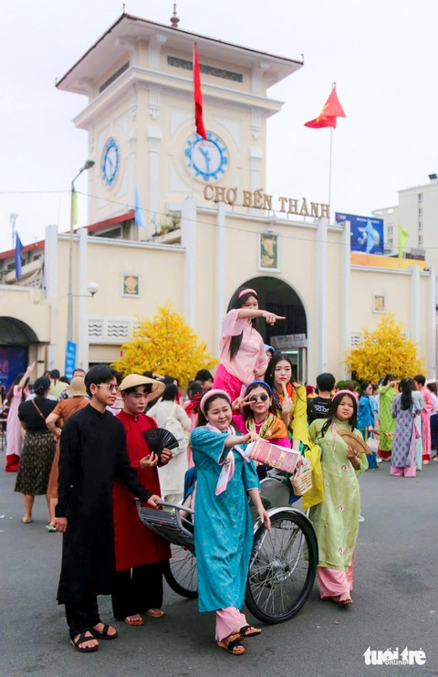 Metro số một vượt mốc 1 triệu khách, ngày đầu năm mới đông nghịt ở ga Bến Thành - Ảnh 6.
