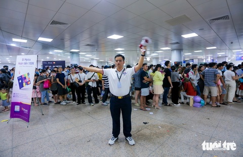 Metro số 1 vượt mốc 1 triệu khách, ngày đầu năm mới đông nghịt ở ga Bến Thành - Ảnh 8.