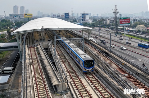 Metro số một vượt mốc 1 triệu khách, ngày đầu năm mới đông nghịt ở ga Bến Thành - Ảnh 9.