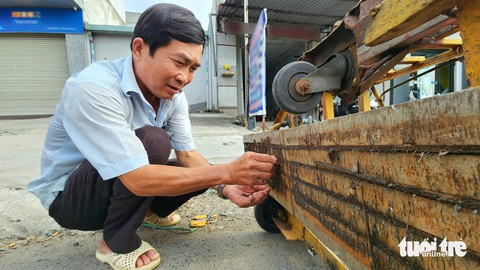 Chú xe ôm hút đinh nêu tín hiệu đáng mừng trên quốc lộ 1, huyện Bình Chánh - Ảnh 1.