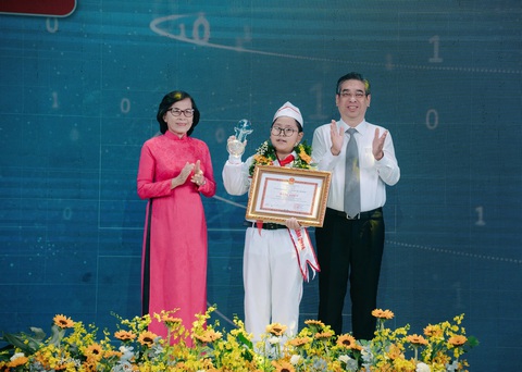 Tuyên dương 14 'Công dân trẻ tiêu biểu TP.HCM' 2024 - Ảnh 5. Tuyên dương 14 công dân trẻ tiêu biểu TP.HCM 2024 - Ảnh 5.