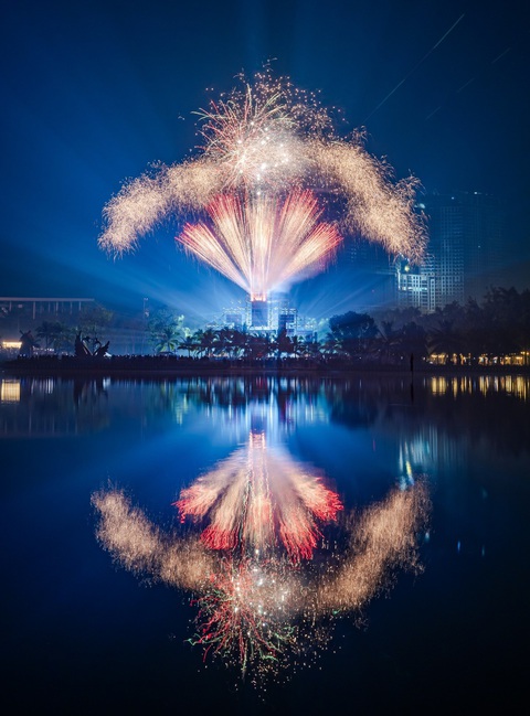 Ecopark Countdown 2025: Hơn 50.000 người mãn nhãn, vỡ òa cảm xúc - Ảnh 11. Ecopark Countdown 2025: Hơn 50.000 người mãn nhãn, vỡ òa cảm xúc - Ảnh 11.