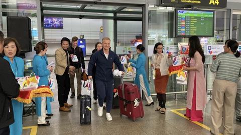 3.000 du khách đến Đà Nẵng từ đường không, đường biển bất ngờ được tặng hoa chào đón - Ảnh 3.