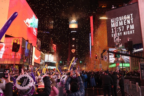 Đón năm mới tại quảng trường Thời Đại ở New York - Ảnh 2.