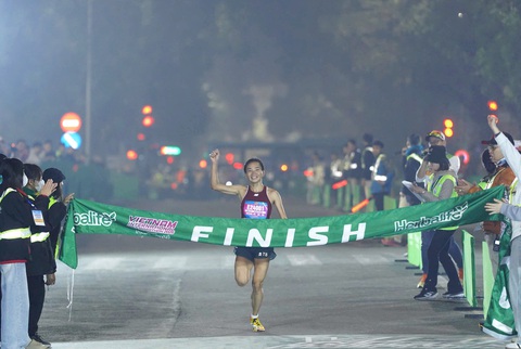 ‘Siêu nhân’ Nguyễn Thị Oanh phá kỷ lục bán marathon quốc gia - Ảnh 1.