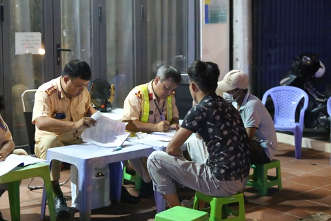 Nam thợ hồ ở Thủ Đức say xỉn bị trừ 10 điểm giấy phép lái xe, nói 'không dám tái phạm' - Ảnh 2.