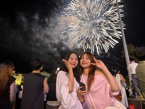 Cả nước đón năm mới 2025: Khắp chốn pháo hoa rền vang tỏa sáng bầu trời - Ảnh 30.