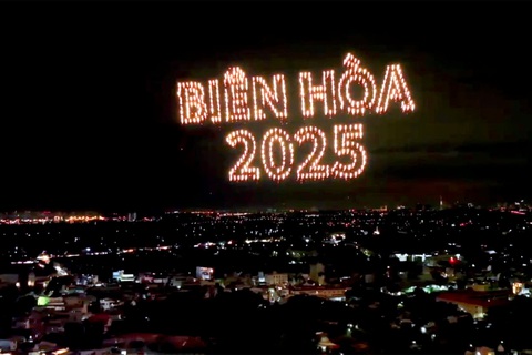 Cả nước đón năm mới 2025: Khắp chốn pháo hoa rền vang tỏa sáng bầu trời - Ảnh 39.