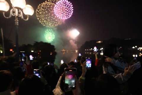 Cả nước đón năm mới 2025: Khắp chốn pháo hoa rền vang tỏa sáng bầu trời - Ảnh 34.