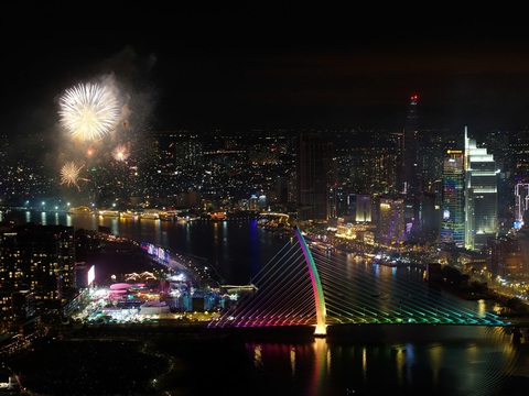 Cả nước đón năm mới 2025: Khắp chốn pháo hoa rền vang tỏa sáng bầu trời - Ảnh 42.