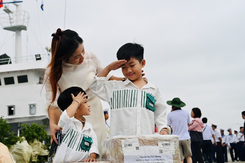Tàu Trường Sa 02 và Trường Sa 21 đang tiến ra biển, đến thăm chiến sĩ đảo xa - Ảnh 3.