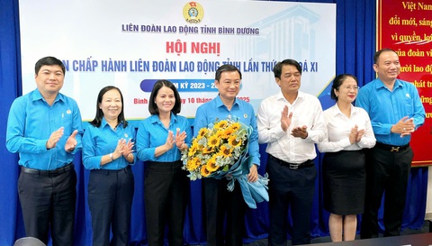 Phó thủ tướng Trần Hồng Hà tặng quà Tết công nhân Bình Dương - Ảnh 2. Phó thủ tướng Trần Hồng Hà tặng quà Tết công nhân Bình Dương - Ảnh 2.