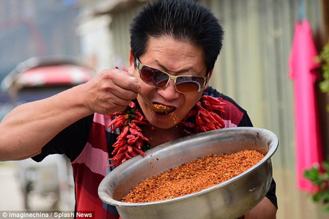 Vì sao có người ăn cay cực 'siêu', người không biết ăn? - Ảnh 1. Vì sao có người ăn cay cực 'siêu', người không biết ăn? - Ảnh 1.