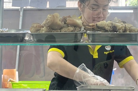 Bún bò Ngọc Nhân: nước lèo mặn mà khách vẫn đông - Ảnh 2. Bún bò Ngọc Nhân: nước lèo mặn mà khách vẫn đông - Ảnh 2.