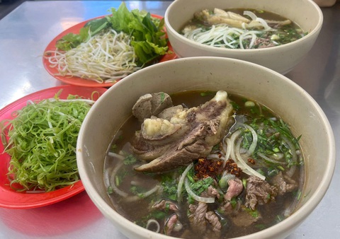 Bún bò Ngọc Nhân: nước lèo mặn mà khách vẫn đông - Ảnh 1. Bún bò Ngọc Nhân: nước lèo mặn mà khách vẫn đông - Ảnh 1.