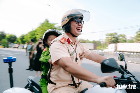 Những 'mặt trời bé con' trải nghiệm một ngày làm chiến sĩ công an nhân dân - Ảnh 6. Bệnh nhi ung thư háo hức trải nghiệm làm chiến sĩ công an - Ảnh 6.