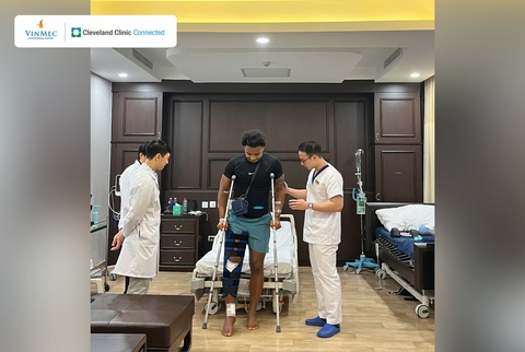 Nguyễn Xuân Son tập đi, quyết tâm trở lại với phong độ đỉnh cao - Ảnh 1. Nguyễn Xuân Son tập đi, quyết tâm trở lại với phong độ đỉnh cao - Ảnh 1.
