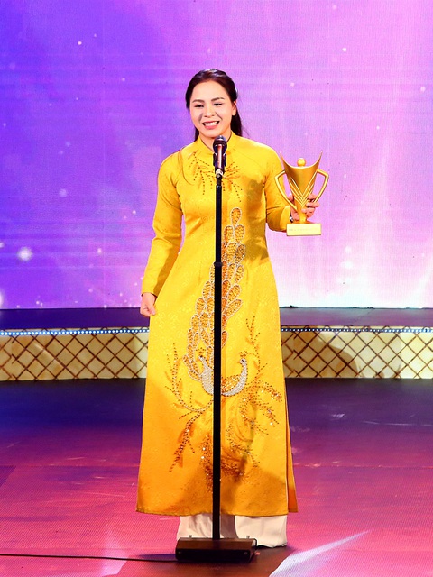 'Tiểu tiên cá' Ánh Viên tỏa sáng với gu thời trang đẹp lung linh - Ảnh 6. 'Tiểu tiên cá' Ánh Viên tỏa sáng với gu thời trang đẹp lung linh - Ảnh 4.