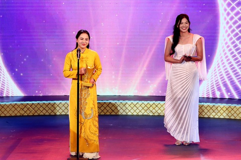 'Tiểu tiên cá' Ánh Viên tỏa sáng với gu thời trang đẹp lung linh - Ảnh 5. 'Tiểu tiên cá' Ánh Viên tỏa sáng với gu thời trang đẹp lung linh - Ảnh 3.