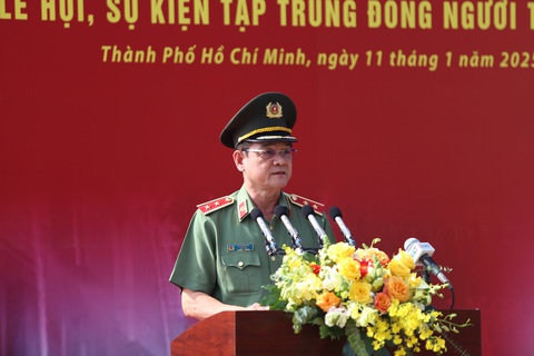 Cháy trên phố Nguyễn Huệ, cháy tàu nhà hàng khi hàng ngàn người xem pháo bông, TP.HCM ứng phó sao? - Ảnh 3. Cháy trên phố Nguyễn Huệ, cháy tàu nhà hàng khi hàng ngàn người xem pháo bông, TP.HCM ứng phó sao? - Ảnh 2.