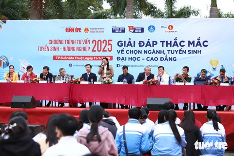Sáng nay tư vấn tuyển sinh hướng nghiệp tại Buôn Ma Thuột, TP Vinh, TP Huế - Ảnh 15. Sáng nay tư vấn tuyển sinh hướng nghiệp tại Buôn Ma Thuột, TP Vinh, TP Huế - Ảnh 15.
