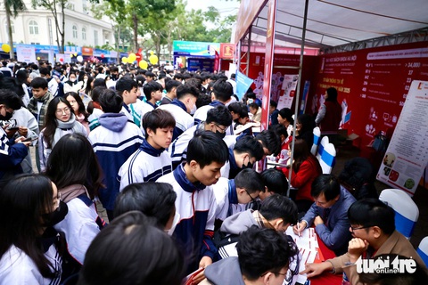 Sáng nay tư vấn tuyển sinh hướng nghiệp tại Buôn Ma Thuột, TP Vinh, TP Huế - Ảnh 16. Sáng nay tư vấn tuyển sinh hướng nghiệp tại Buôn Ma Thuột, TP Vinh, TP Huế - Ảnh 16.
