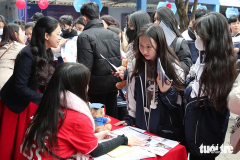 Gen Z háo hức đi tư vấn tuyển sinh hướng nghiệp tại Buôn Ma Thuột, TP Vinh, TP Huế - Ảnh 5. Gen Z háo hức đi tư vấn tuyển sinh hướng nghiệp tại Buôn Ma Thuột, TP Vinh, TP Huế - Ảnh 5.
