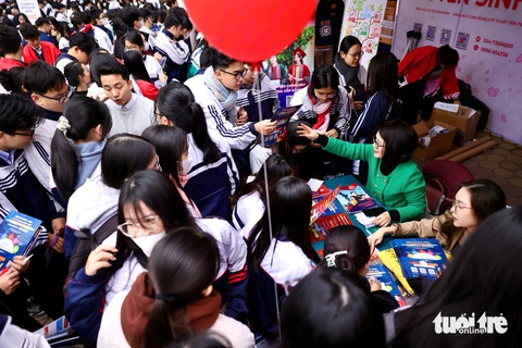Gen Z háo hức đi tư vấn tuyển sinh hướng nghiệp tại Buôn Ma Thuột, TP Vinh, TP Huế - Ảnh 9. Gen Z háo hức đi tư vấn tuyển sinh hướng nghiệp tại Buôn Ma Thuột, TP Vinh, TP Huế - Ảnh 9.