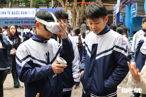 Gen Z háo hức đi tư vấn tuyển sinh hướng nghiệp tại Buôn Ma Thuột, TP Vinh, TP Huế - Ảnh 11. Gen Z háo hức đi tư vấn tuyển sinh hướng nghiệp tại Buôn Ma Thuột, TP Vinh, TP Huế - Ảnh 11.