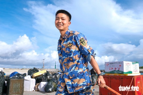 Những chuyến hàng Tết gửi mùa xuân từ đất liền đã đến Trường Sa - Ảnh 1. Những chuyến hàng gửi mùa xuân từ đất liền đã đến Trường Sa - Ảnh 1.