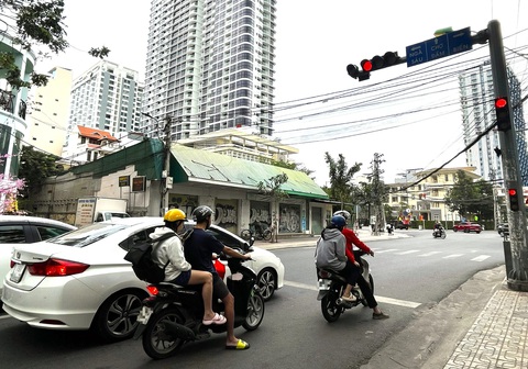 Vì sao ở Nha Trang không có 'khái niệm' đèn đỏ được rẽ phải - Ảnh 1. Vì sao ở Nha Trang không có 'khái niệm' đèn đỏ được rẽ phải - Ảnh 1.