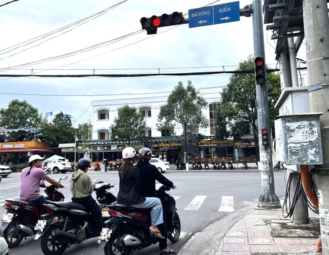 Vì sao ở Nha Trang không có 'khái niệm' đèn đỏ được rẽ phải - Ảnh 2. Vì sao ở Nha Trang không có 'khái niệm' đèn đỏ được rẽ phải - Ảnh 2.