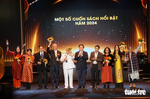 HIEUTHUHAI làm náo động Hải Phòng khi đi nhận vinh danh nghệ sĩ tiêu biểu - Ảnh 6. HIEUTHUHAI làm náo động Hải Phòng khi đi nhận vinh danh nghệ sĩ tiêu biểu - Ảnh 6.