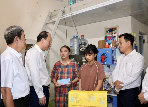 Lãnh đạo Thành ủy TP.HCM thăm, chúc tết người có công, gia đình nạn nhân COVID-19 - Ảnh 4.