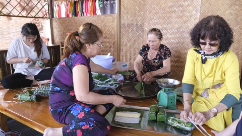 Khách nườm nượp đổ về làng hoa Sa Đéc chụp ảnh, mua hoa Tết - Ảnh 5.