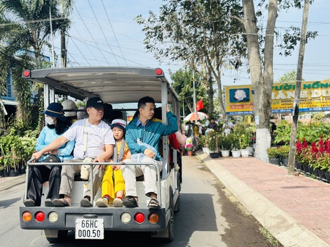 Khách nườm nượp đổ về làng hoa Sa Đéc chụp ảnh, mua hoa Tết - Ảnh 1.