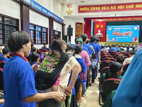 Công nhân cao su địu con đi nhận quà Tết - Ảnh 1.
