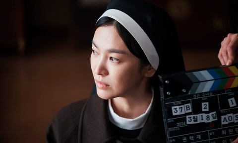 Đen Vâu trở lại đường đua nhạc Tết; Tạo hình nữ tu của Song Hye Kyo gây chú ý - Ảnh 2. Đen Vâu nhá hàng nhạc Tết; Một diễn viên qua đời thương tâm trong thảm họa cháy rừng ở Mỹ - Ảnh 2.