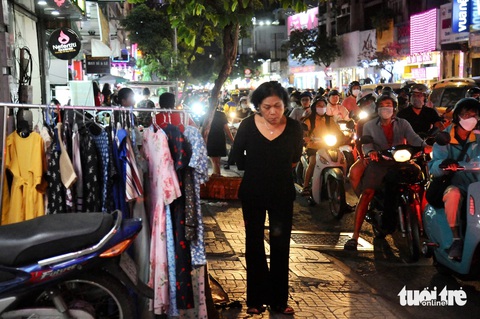 Người dân hết dám chạy xe lên vỉa hè do phạt nặng, vậy còn hàng rong lấn chiếm thì thế nào? - Ảnh 2. Người dân hết dám chạy xe lên vỉa hè do phạt nặng, khi nào xử dứt hàng rong lấn chiếm? - Ảnh 2.