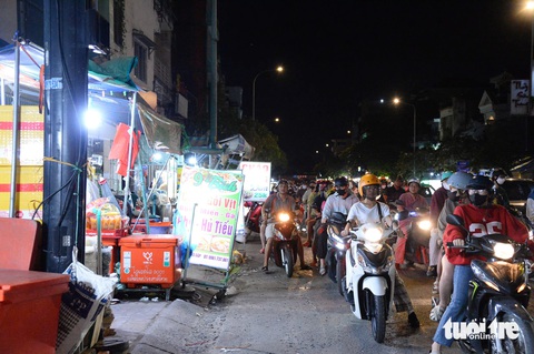 Người dân hết dám chạy xe lên vỉa hè do phạt nặng, vậy còn hàng rong lấn chiếm thì thế nào? - Ảnh 3. Người dân hết dám chạy xe lên vỉa hè do phạt nặng, khi nào xử dứt hàng rong lấn chiếm? - Ảnh 3.