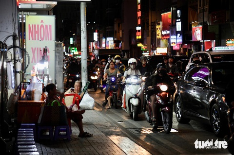Người dân hết dám chạy xe lên vỉa hè do phạt nặng, vậy còn hàng rong lấn chiếm thì thế nào? - Ảnh 4. Người dân hết dám chạy xe lên vỉa hè do phạt nặng, khi nào xử dứt hàng rong lấn chiếm? - Ảnh 4.