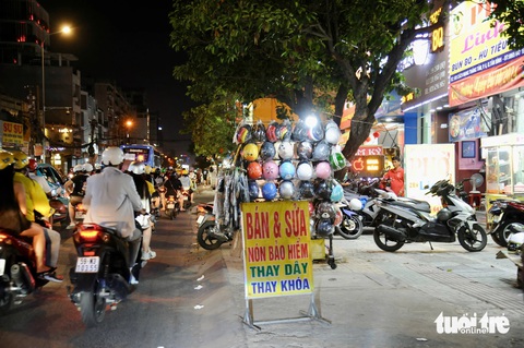 Người dân hết dám chạy xe lên vỉa hè do phạt nặng, vậy còn hàng rong lấn chiếm thì thế nào? - Ảnh 5. Người dân hết dám chạy xe lên vỉa hè do phạt nặng, khi nào xử dứt hàng rong lấn chiếm? - Ảnh 5.
