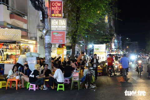 Người dân hết dám chạy xe lên vỉa hè do phạt nặng, vậy còn hàng rong lấn chiếm thì thế nào? - Ảnh 7. Người dân hết dám chạy xe lên vỉa hè do phạt nặng, khi nào xử dứt hàng rong lấn chiếm? - Ảnh 7.
