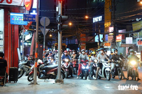 Người dân hết dám chạy xe lên vỉa hè do phạt nặng, vậy còn hàng rong lấn chiếm thì thế nào? - Ảnh 8. Người dân hết dám chạy xe lên vỉa hè do phạt nặng, khi nào xử dứt hàng rong lấn chiếm? - Ảnh 8.