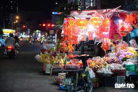Người dân hết dám chạy xe lên vỉa hè do phạt nặng, vậy còn hàng rong lấn chiếm thì thế nào? - Ảnh 10. Người dân hết dám chạy xe lên vỉa hè, khi nào xử dứt hàng rong lấn chiếm? - Ảnh 10.
