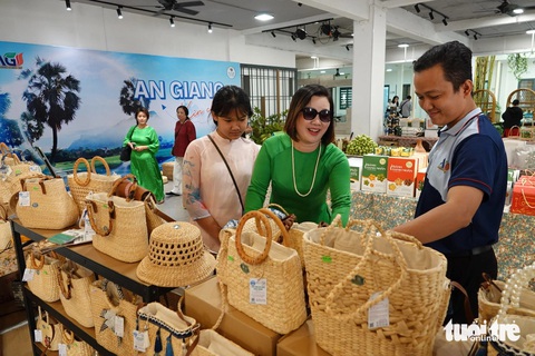 Không khí nhộn nhịp trước ngày khai mạc Lễ hội Tết Việt Ất Tỵ 2025 - Ảnh 8. Không khí nhộn nhịp trước ngày khai mạc Lễ hội Tết Việt Ất Tỵ 2025 - Ảnh 8.