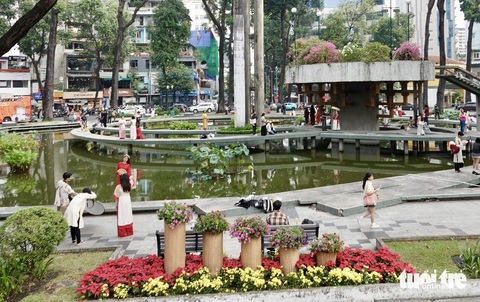 Không khí nhộn nhịp trước ngày khai mạc Lễ hội Tết Việt Ất Tỵ 2025 - Ảnh 12. Tái hiện gốm Lái Thiêu, chiếu Định Yên ở Nhà văn hóa Thanh niên, dân TP.HCM nô nức check-in sớm - Ảnh 12.