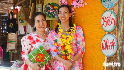 Chợ quê Bến Nhứt ở Kiên Giang nhộn nhịp du khách đến chơi ngày cận Tết - Ảnh 1.