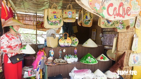 ‘Chợ quê Bến Nhứt’ ở Kiên Giang nhộn nhịp du khách đến chơi ngày cận Tết - Ảnh 5.